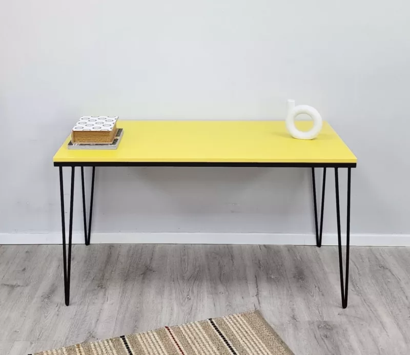 שולחן עבודה צהוב