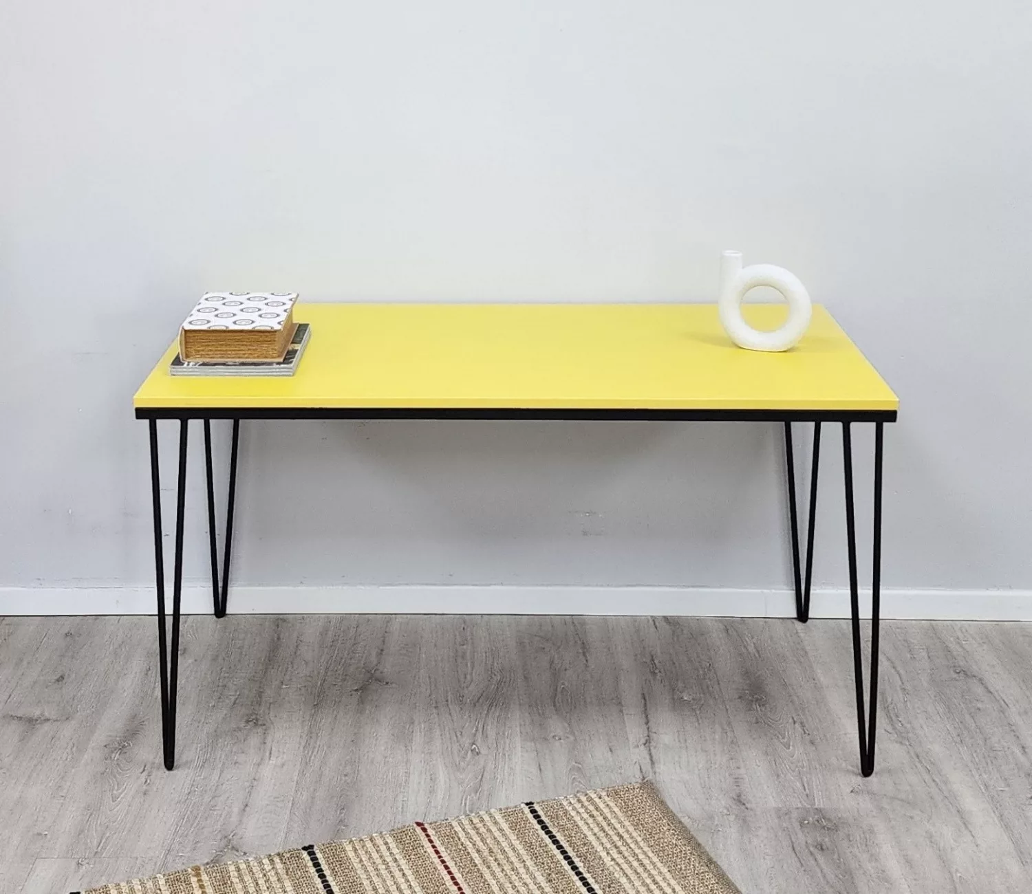 שולחן עבודה צהוב